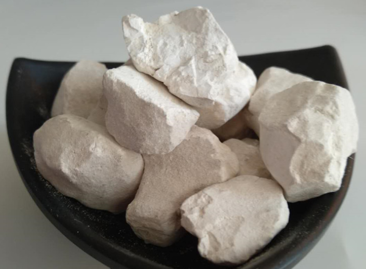 生石灰燒完還要磨粉嗎？生石灰塊磨粉機(jī)